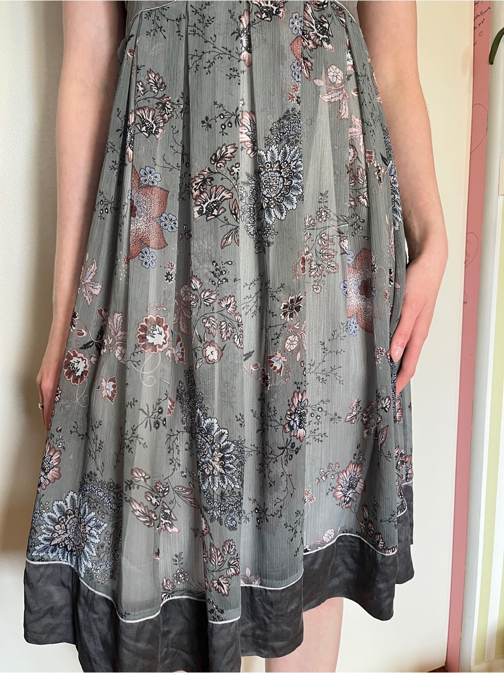 Sleeveless Floral Midi Dress in Grey Silk - Picture 4 of 8